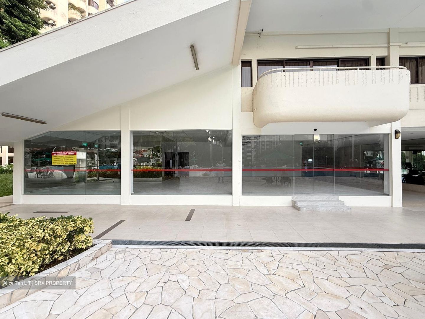 Chestnut Avenue (D23), Retail #552753761